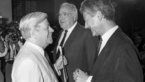 Altkanzler Helmut Schmidt (l, SPD) im Gespräch mit Björn Engholm (Ministerpräsident von Schleswig-Holstein, SPD), im Hintergrund Bundeskanzler Helmut Kohl (CDU).