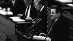 Franz Josef Strauß bei Rede im Bundestag im Hintergrund Helmut Schmidt