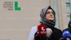 Hatice Cengiz vor Mikrofonen