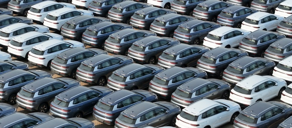 Viele Elektroautos aneinandergereiht