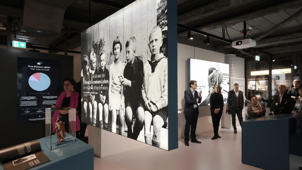 View into the exhibition space of the exhibition "Schmidt! Living democracy"
