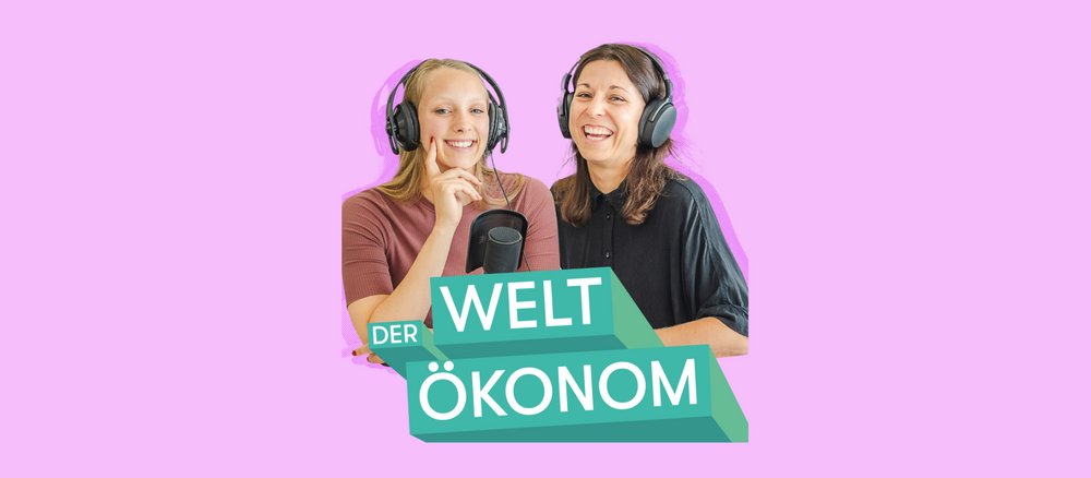 Podcast Logo zu der Weltökonom. Zwei Frauen lachen in die Kamera