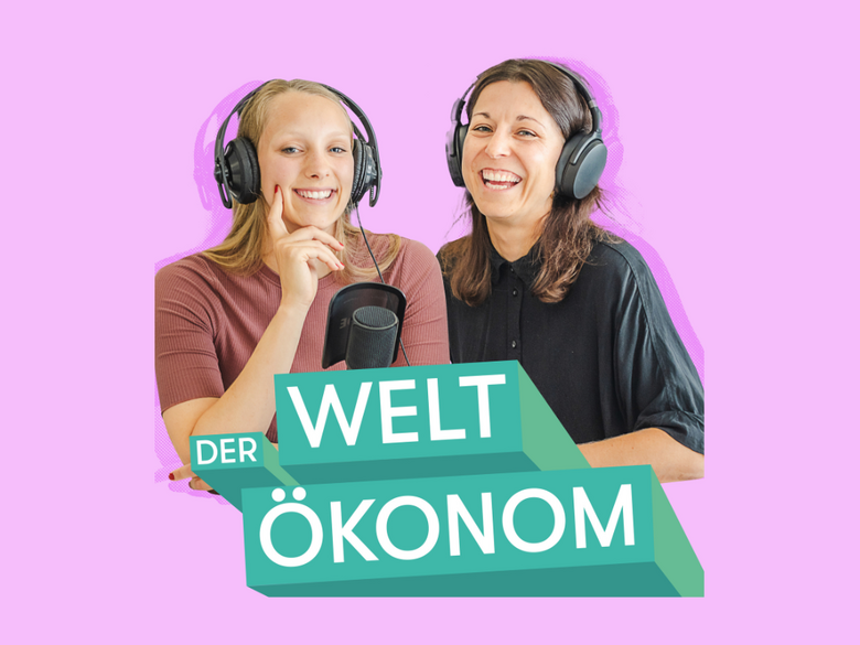 Podcast Logo zu der Weltökonom. Zwei Frauen lachen in die Kamera