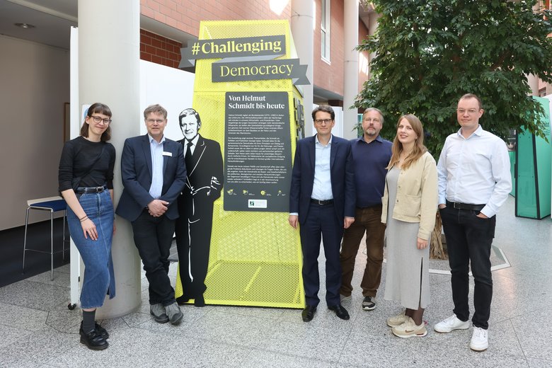 BKHS Team vor Austellungs-Aufsteller