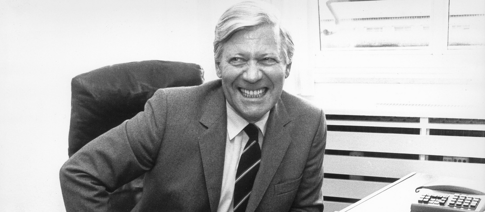 [Translate to English:] Helmut Schmidt sitzt gut gelaunt im neuen Büro, 09.05.1983.
