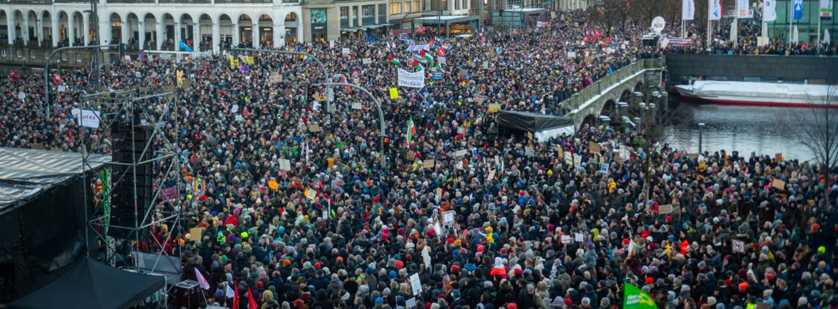 Tausende Menschen demonstrieren am Hamburger Jungfernstieg
