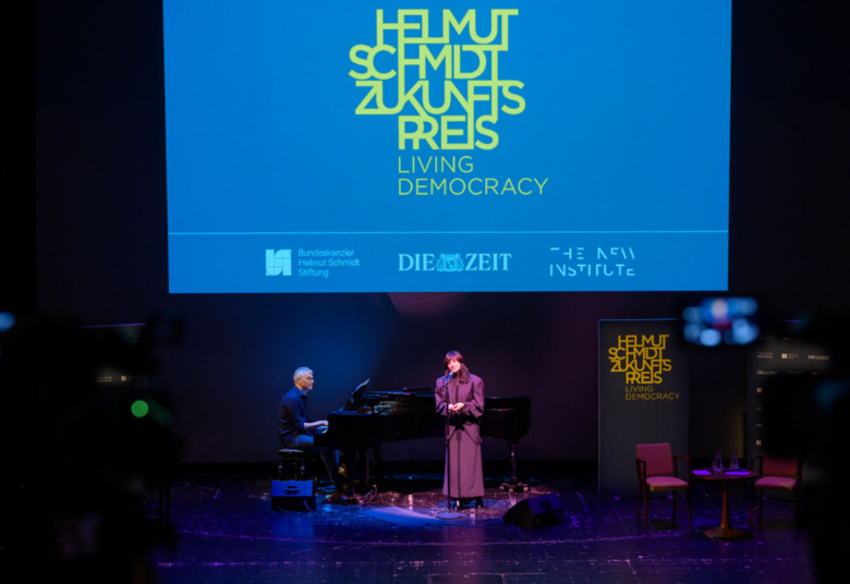 [Translate to English:] Bühne Helmut Schmidt Zukunftspreis