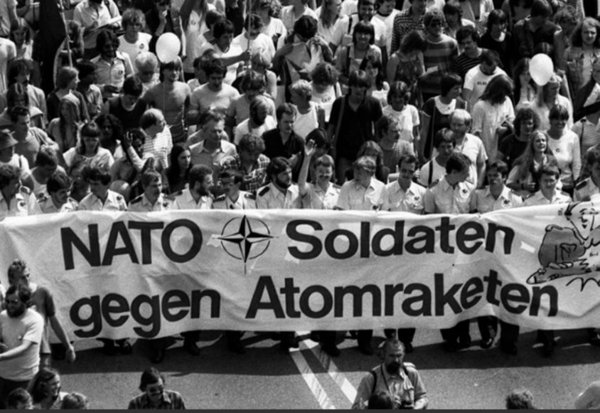 Demonstrierende halten ein großes Stofftuch mit der Aufschrift "NATO-Soldaten gegen Atomraketen".