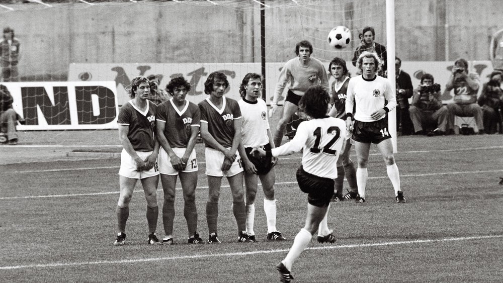 [Translate to English:] Schwarz-Weiß-Aufnahme der Fußballnationalmannschaft der DDR bei Elfmeterschießen