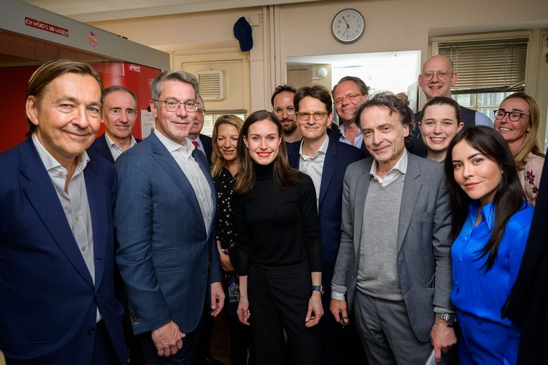 [Translate to English:] Eine Gruppe von Menschen, darunter Sanna Marin, schauen in die Kamera. Preisträgerin Sanna Marin gemeinsam mit Erck Rickmers, Uwe Jean Heuser, Alexander Birken, Peer Steinbrück, Antje Boëtius, Igor Levit, Meik Woyke, Christoph Gottschalk, Giovanni di Lorenzo, Milla Fester, Thomas Gegenhuber und Aline Abboud (links nach rechts) 