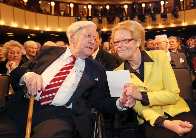 Former Chancellor Helmut Schmidt (SPD) and his daughter Susanne chat on 19 January 2014 at a birthday party held in his honour at the Thalia Theatre in Hamburg. Just under a month after Schmidt’s 95th birthday, the Hamburg Parliament, the Senate and the weekly newspaper Die Zeit hosted a belated celebration at the Thalia Theatre to congratulate the city’s honorary citizen.