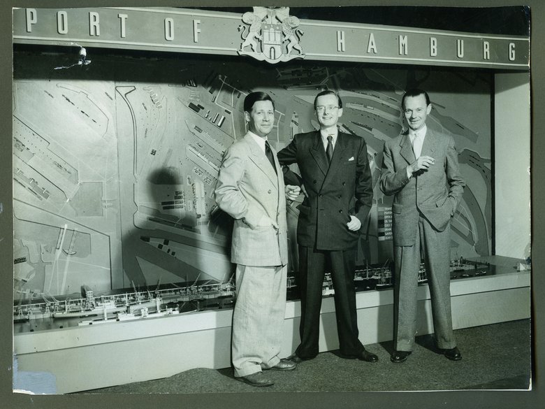 Black and white photo of Helmut Schmidt, Karl Schiller and Ernst Plate