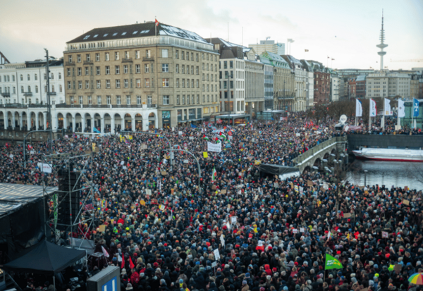 Tausende Menschen demonstrieren am Hamburger Jungfernstieg