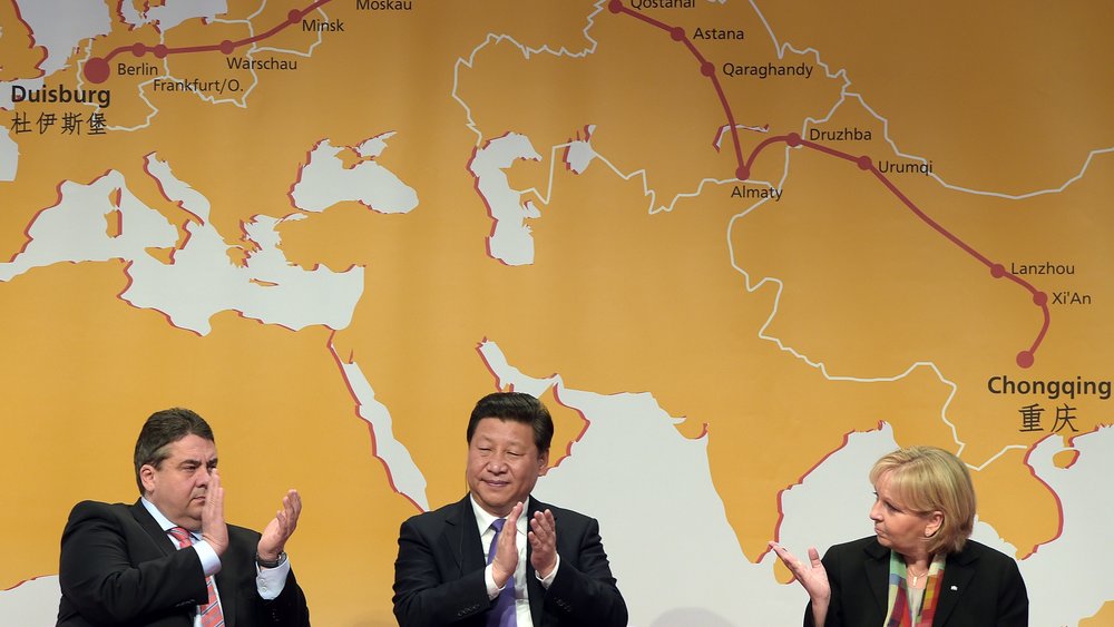 Sigmar Gabriel (SPD), Chinas Staats- und Parteichef Xi Jinping und die nordrhein-westfälische Ministerpräsidentin Hannelore Kraft (SPD) auf einem Podium