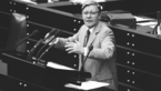 Helmut Schmidt beim Redehalten im Bundestag
