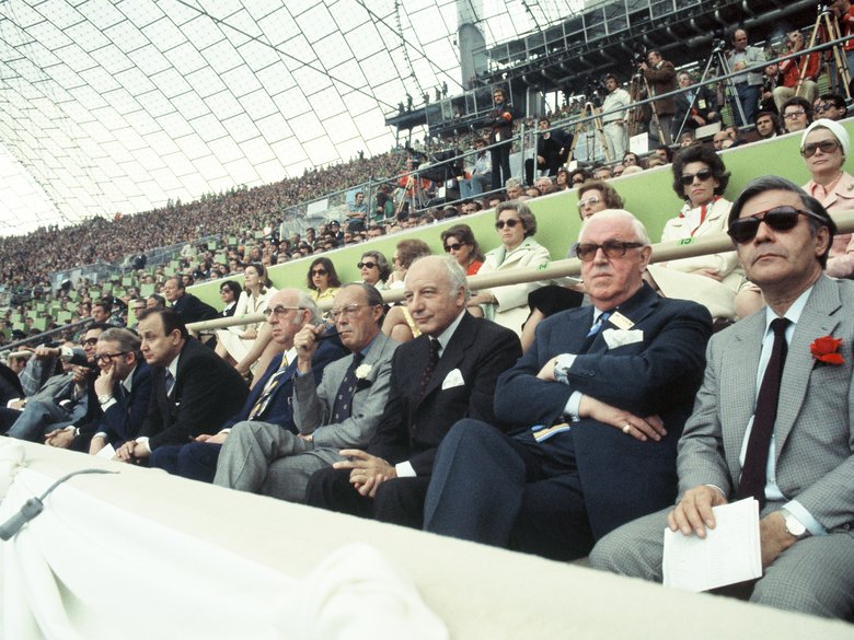 [Translate to English:] Helmut Schmidt und weitere Politiker auf Tribüne in Fußballstadion beim Fußballschauen