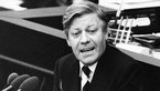 Schwarz-Weiß-Aufnahme von Helmut Schmidt bei Rede