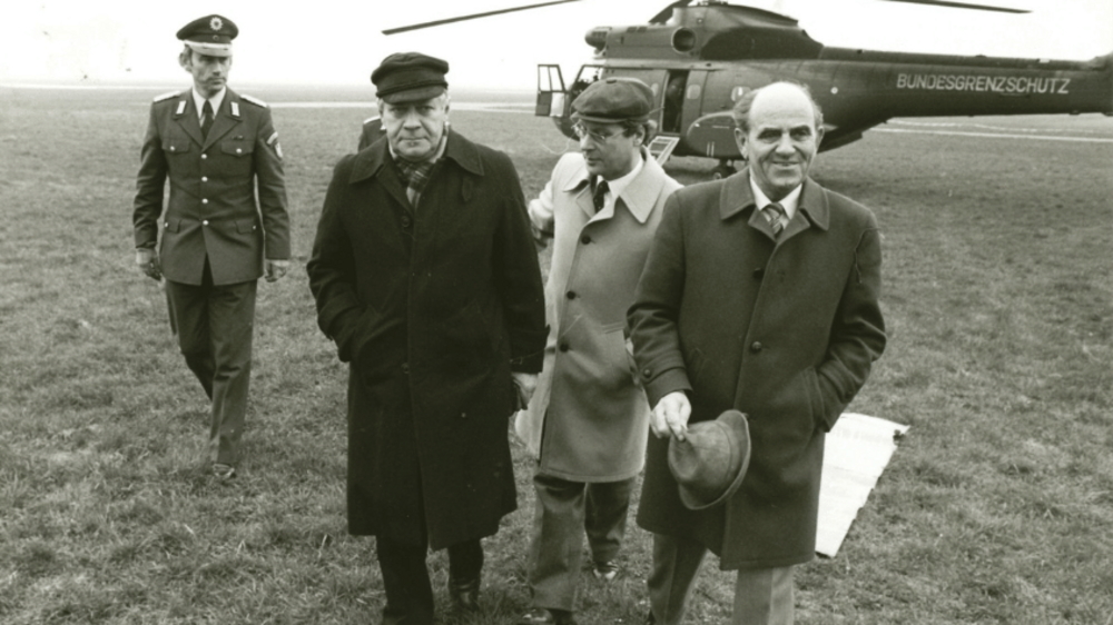 Helmut Schmidt vor Helikopter