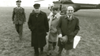 Helmut Schmidt vor Helikopter