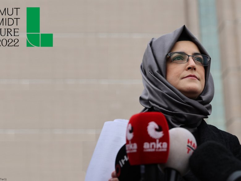 Hatice Cengiz vor Mikrofonen
