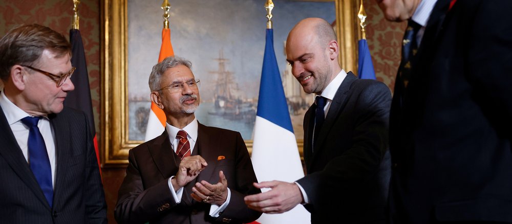 Die Außenminister von Polen, Frankreich, Deutschland und Indien stehen vor einer Polen- und Frankreich-Flagge