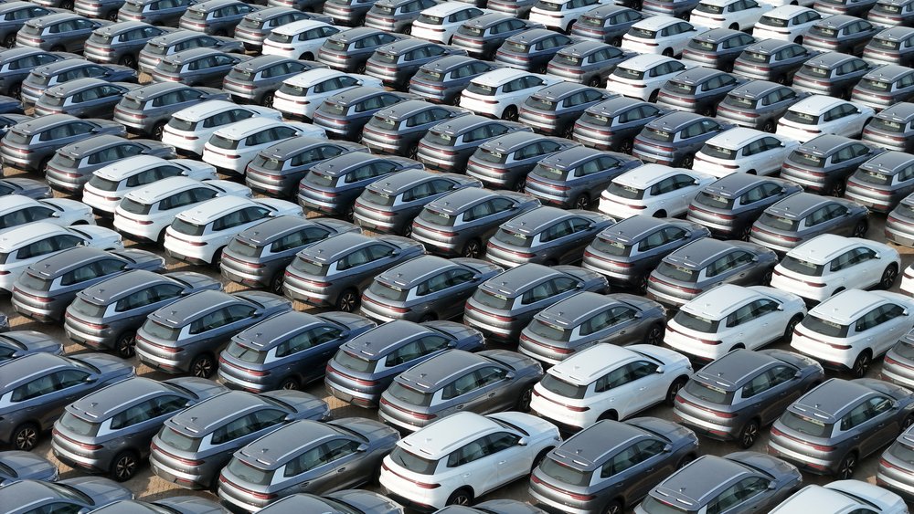 Viele graue Autos von oben fotografiert