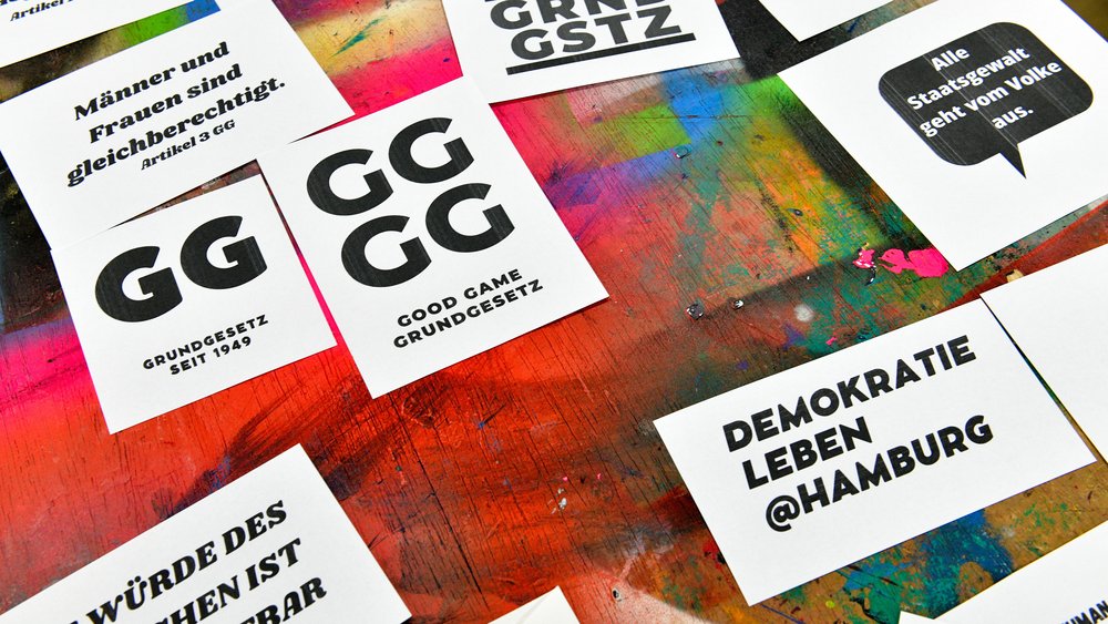 Sticker mit demokratischen Sprüchen auf einem Tisch.