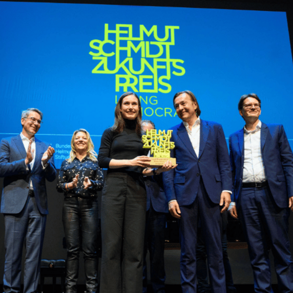 Farbfoto: Sanna Marin erhält den Helmut-Schmidt-Zukunftspreis 2023.