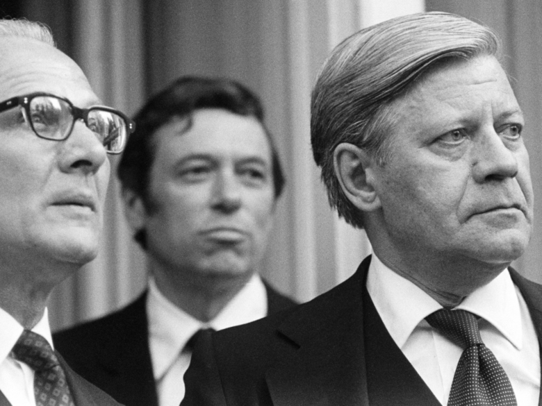 Helmut Schmidt and Erich Honecker look into the distance