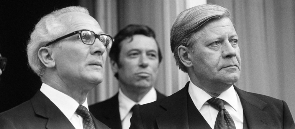 Helmut Schmidt and Erich Honecker look into the distance