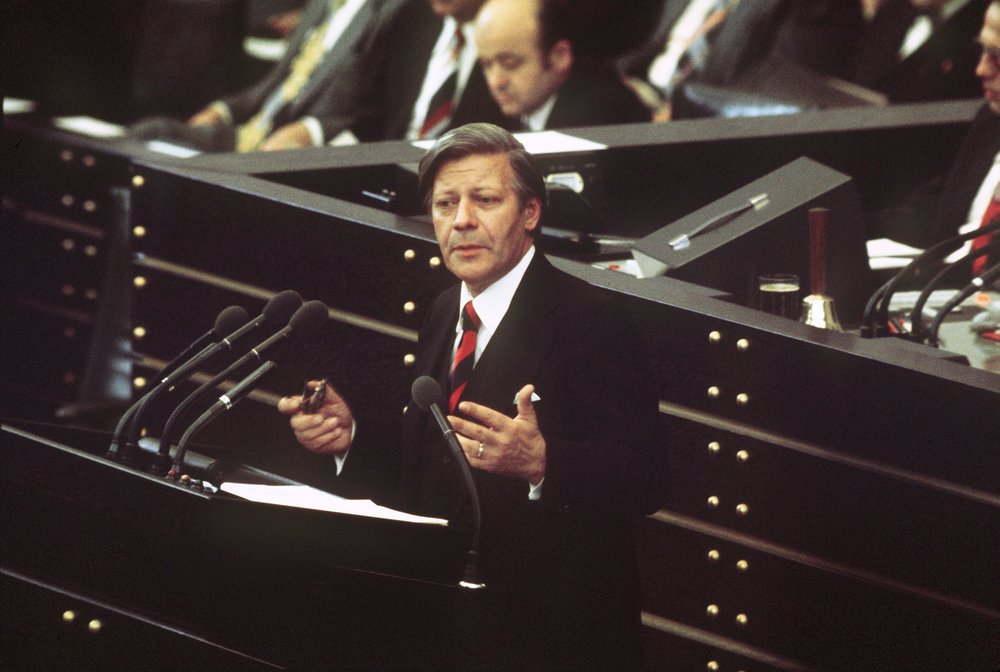 Helmut Schmidt at the lectern in the Bundestag.