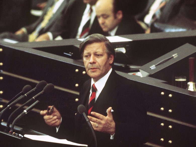 Helmut Schmidt hält Rede im Parlament