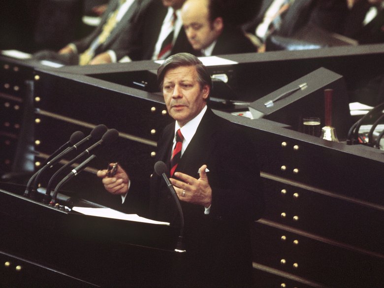 Helmut Schmidt at the lectern in the Bundestag.