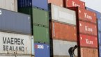 Ein Arbeiter vor Containern in einem Lagerdepot 