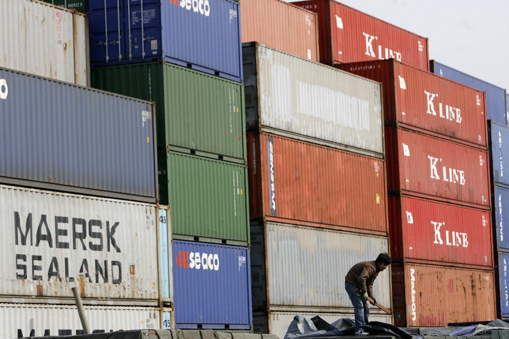 Ein Arbeiter vor Containern in einem Lagerdepot