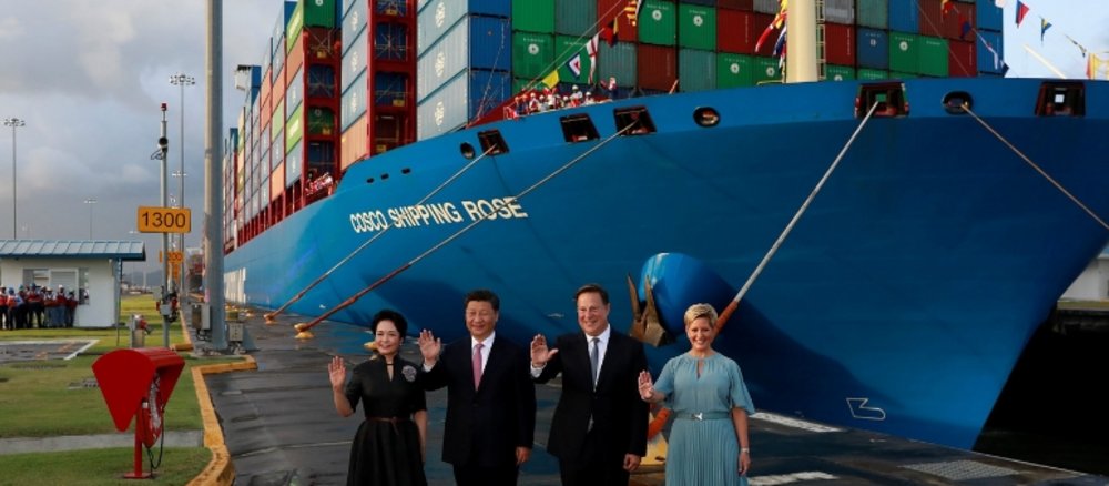 Peng Liyuan, Ehefrau von Chinas Präsident Xi Jinping, Chinas Präsident Xi Jinping, Panamas Präsident Juan Carlos Varela und die First Lady Panamas Lorena Castillo vor Schiff