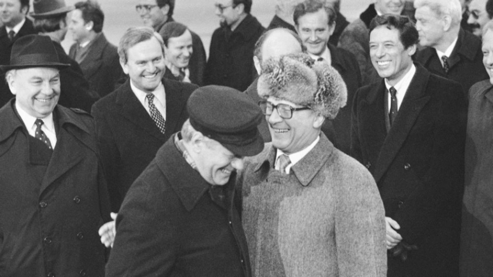 Helmut Schmidt mit Erich Honecker im Arm