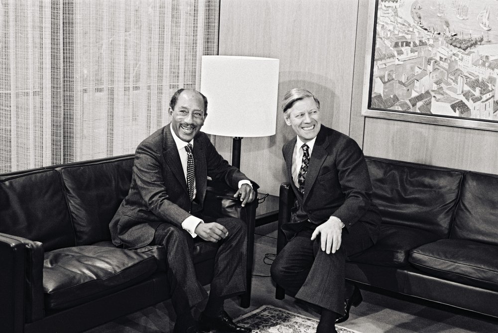 Helmut Schmidt and Anwar as-Sadat laughing in conversation