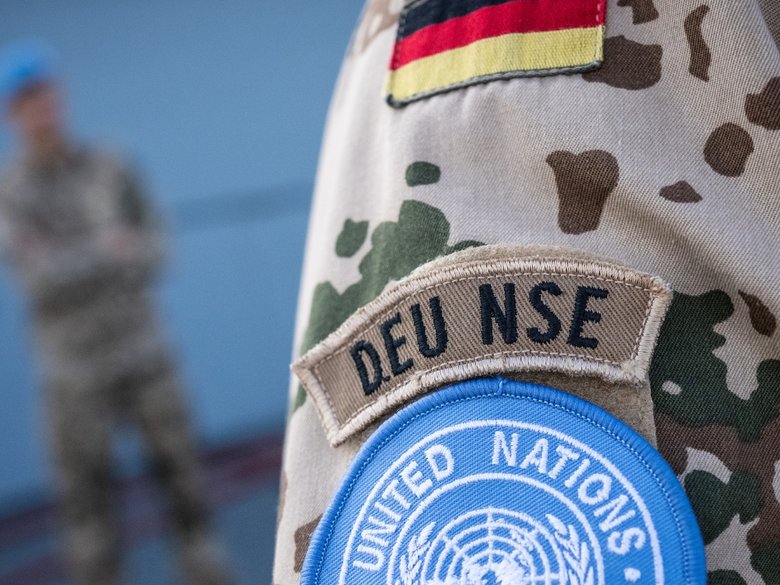 An upper arm of a member of the Bundeswehr with the United Nations logo on his uniform.