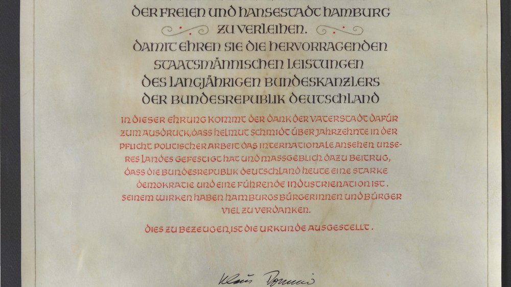 The certificate of honour with the Great Coat of Arms from the Helmut Schmidt Archive