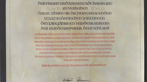 The certificate of honour with the Great Coat of Arms from the Helmut Schmidt Archive