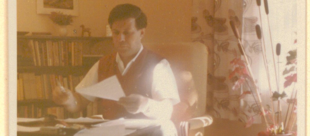 Helmut Schmidt an Schreibtisch sitzend mit Papier in der Hand