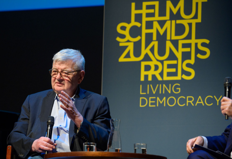 [Translate to English:] Redner auf Bühne 