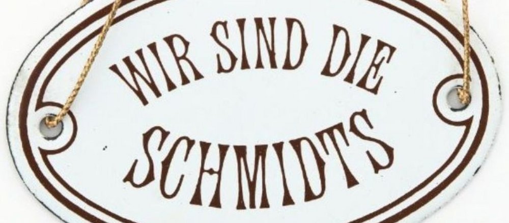 Front door sign with the inscription ‘We are the Schmidts’