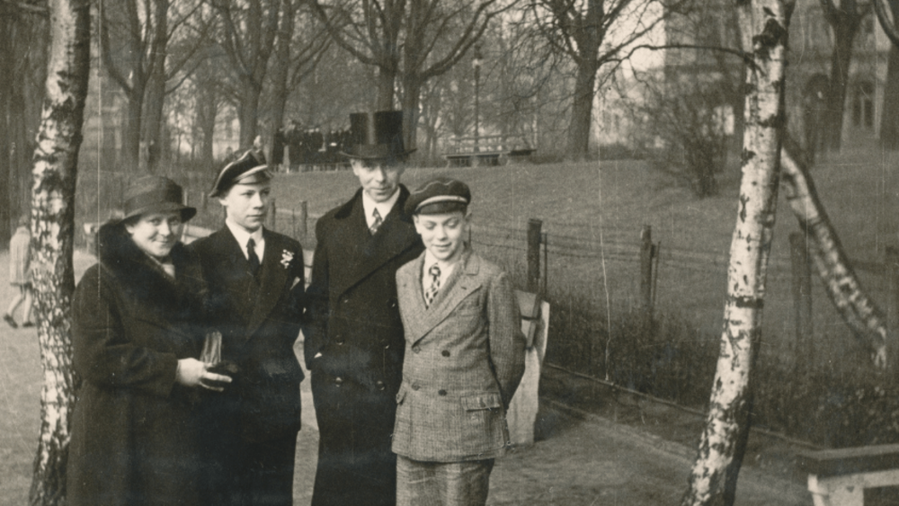 Black-and-white photograph of young Helmut Schmidt and his family at his confirmation