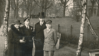 Schwarz-Weiß-Aufnahme von jungem Helmut Schmidt und Familie bei seiner Konfirmation