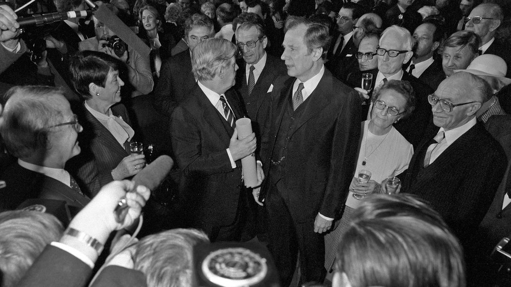 Honorary citizen Helmut Schmidt (centre) together with First Mayor Klaus von Dohnanyi (right), Hannelore "Loki" Schmidt (left) and Parliament President Peter Schulz (front left) among his guests at the reception in the Great Ballroom of Hamburg City Hall.