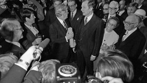 Honorary citizen Helmut Schmidt (centre) together with First Mayor Klaus von Dohnanyi (right), Hannelore "Loki" Schmidt (left) and Parliament President Peter Schulz (front left) among his guests at the reception in the Great Ballroom of Hamburg City Hall.