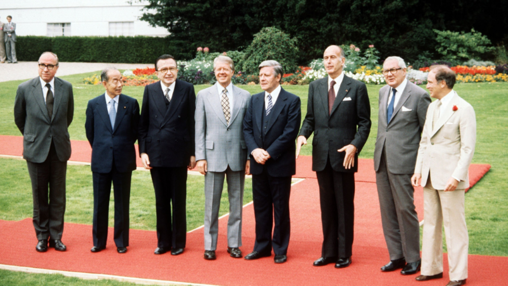 Helmut Schmidt in einer Reihe von Politikern während des G7-Gipfels in Bonn 1978