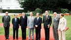 Helmut Schmidt in einer Reihe von Politikern während des G7-Gipfels in Bonn 1978
